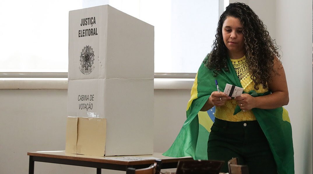 Γυναίκα σε εκλογικό κέντρο στη Βραζιλία ετοιμάζεται να ψηφίσει στις εθνικές εκλογές