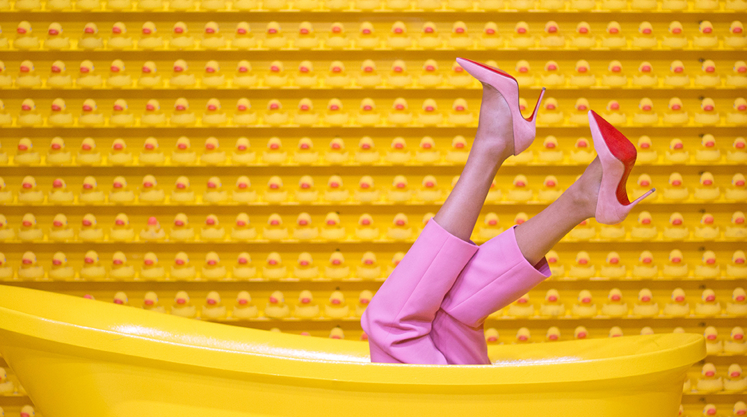 Γυναίκα με τακούνια μέσα σε μπανιέρα