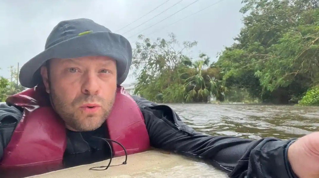 Ο Τζόνι Λόντερ κολυμπάει στην Φλόριντα
