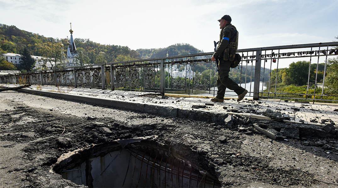 Ουκρανός στρατιώτης περπατά ανάμεσα στα χαλάσματα