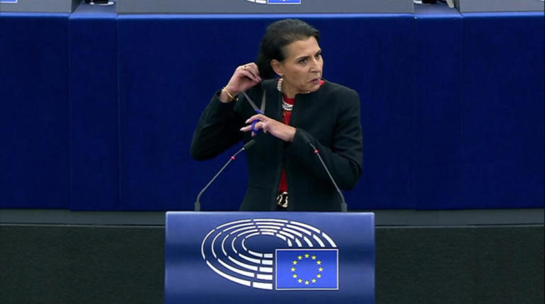 Ευρωβουλευτής έκοψε τα μαλλιά της εν ώρα ομιλίας για τις γυναίκες του Ιράν