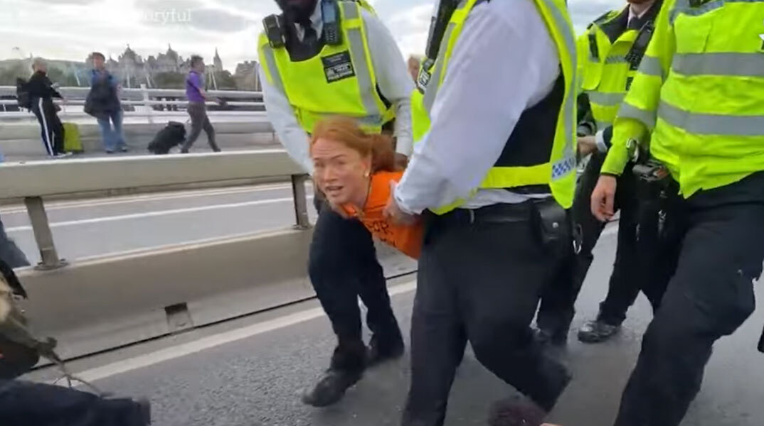 Ακτιβίστρια κατά της κλιματικής αλλαγής απομακρύνεται από αστυνομικούς στο Λονδίνο