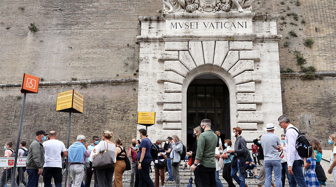 Τουρίστες έξω από τα μουσεία του Βατικανού