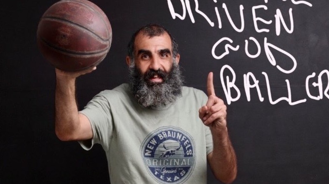 Ο 70χρονος Έλληνας ταξιτζής Γιώργος Παπουτσής κατακτά το Instagram αλλά και τη Νέα Υόρκη με τις εντυπωσιακές του ικανότητες στο μπάσκετ. 