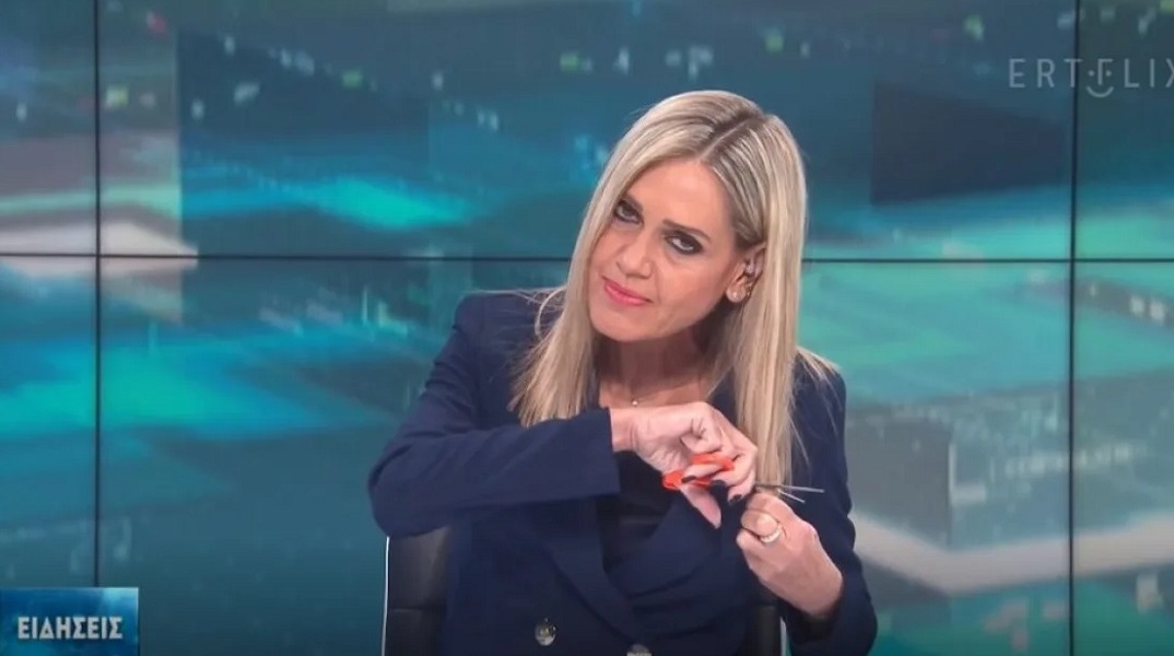 Μαχσά Αμινί: Τα μαλλιά της έκοψε την ώρα της αποφώνησης του δελτίου της ΕΡΤ3 η Σύνθια Σάπικα