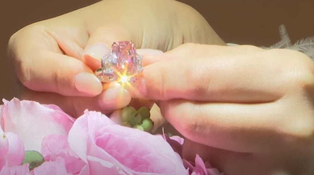 Το ροζ διαμάντι «Williamson Pink Star» πωλήθηκε για 57,7 εκατ. δολάρια σε δημοπρασία στο Χονγκ Κονγκ