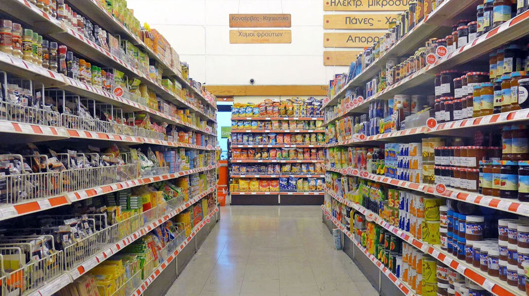 Ο πληθωρισμός ανεβάζει τις τιμές προϊόντων στα ράφια των σούπερ μάρκετ