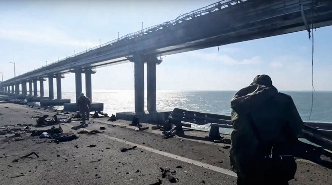 Εικόνες καταστροφής στη γέφυρα της Κριμαίας μετά την επίθεση με παγιδευμένο φορτηγό