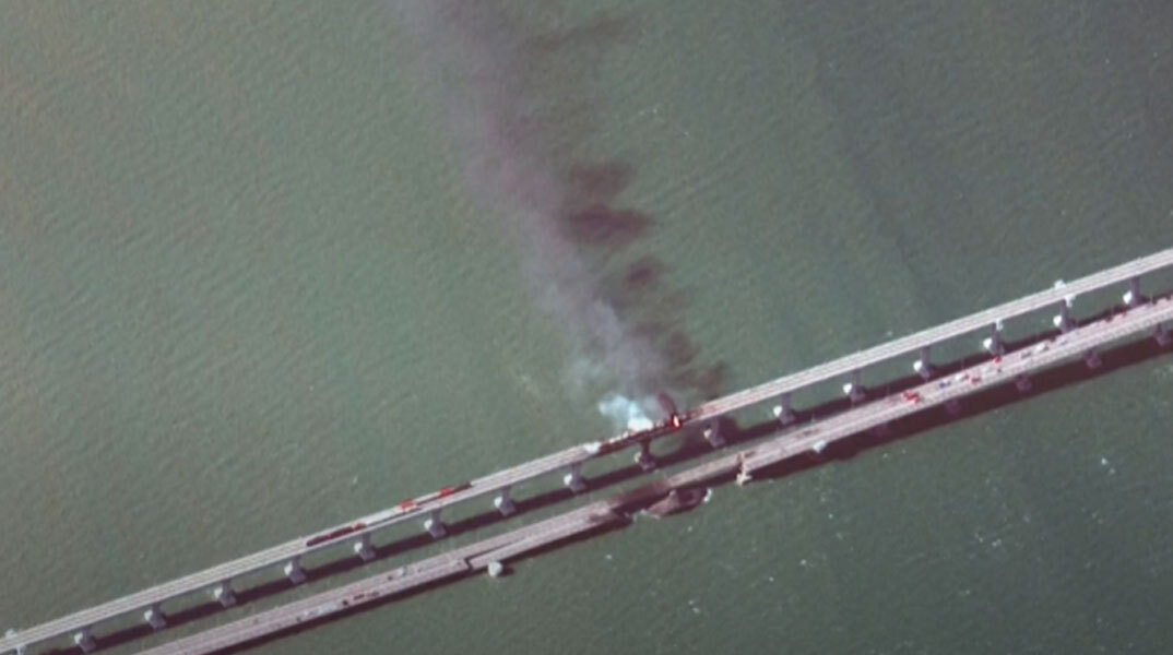 Δορυφόρος πάνω από την κατεστραμμένη γέφυρα του Κερτς στην Κριμαία