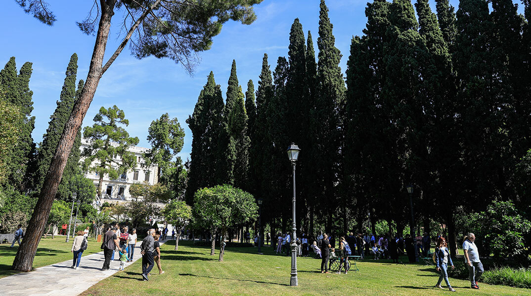 Πλήθος κόσμου στον Κήπο του Προεδρικού Μεγάρου το πρωί της Κυριακής