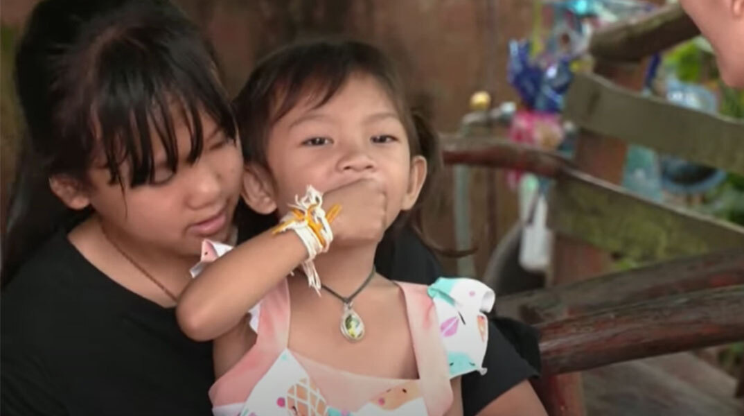 Η 3χρονη Έμμυ που γλίτωσε από το μακελειό στον παιδικό σταθμό στην Ταϊλάνδη