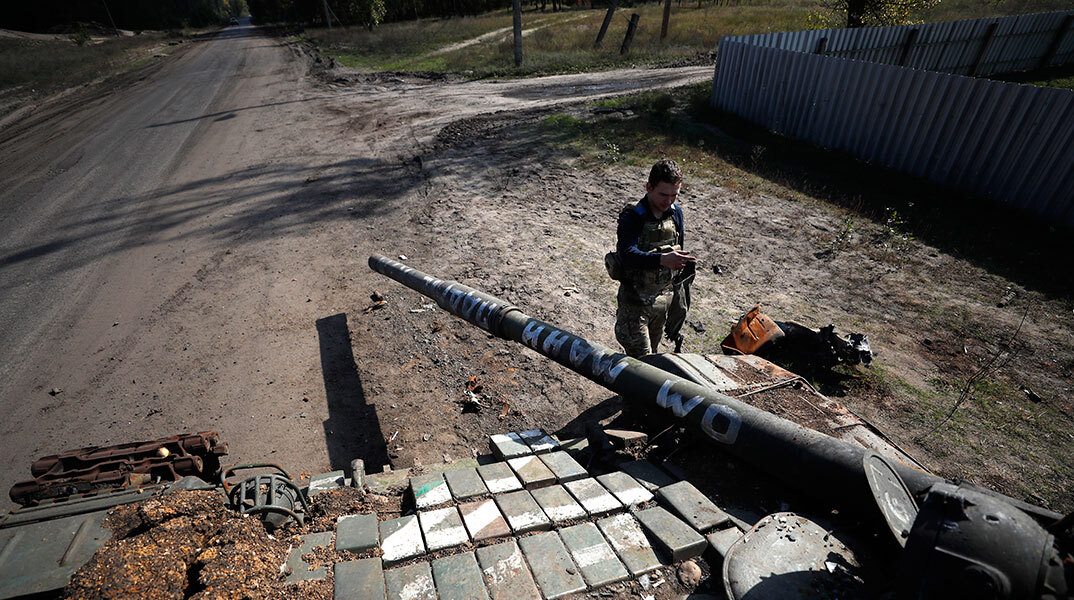 Ουκρανός στρατιώτης μπροστά σε κατεστραμμένο ρωσικό τανκ
