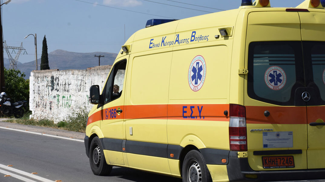 Ασθενοφόρο του ΕΚΑΒ σπεύδει στο σημείο όπου σημειώθηκε η πτώση άνδρα στο κενό