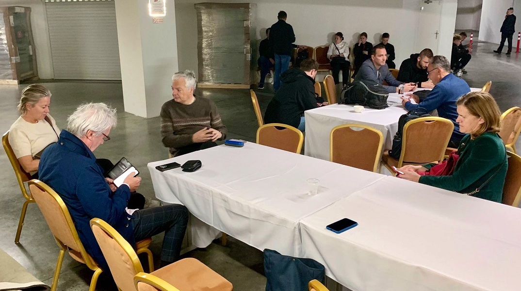 Σε καταφύγιο ξενοδοχείου φυγαδεύτηκε ο Επίτροπος Δικαιοσύνης της ΕΕ μετά τις εκρήξεις στο Κίεβο