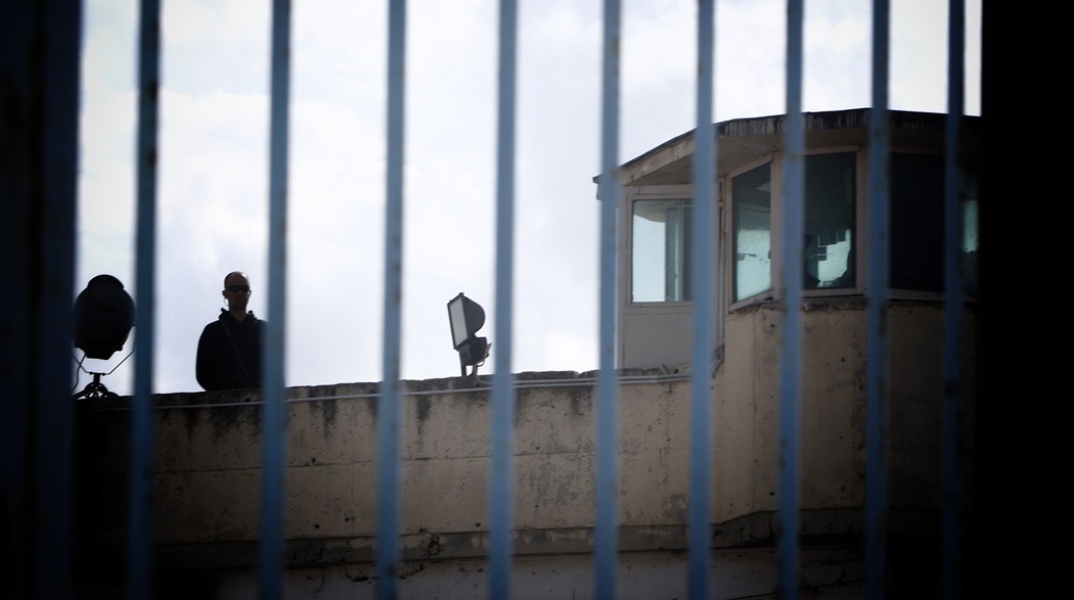 Φρουρός και κάγκελα σε φυλακή της Ελλάδας