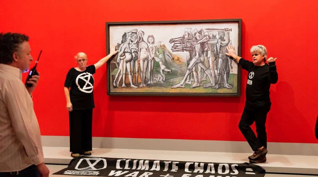 Αυστραλία: Ακτιβιστές για το κλίμα κόλλησαν τους εαυτούς τους πάνω σε πίνακα του Πικάσο