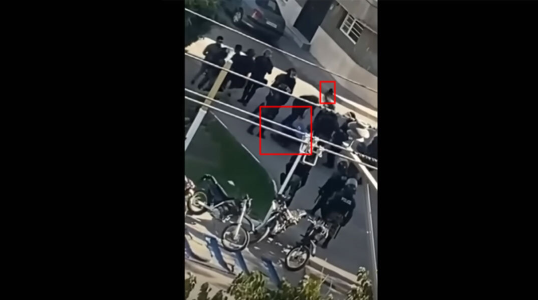 Αστυνομικοί σε σχολείο του Ιράν έχουν ρίξει στο έδαφος έναν άνδρα και τον χτυπούν