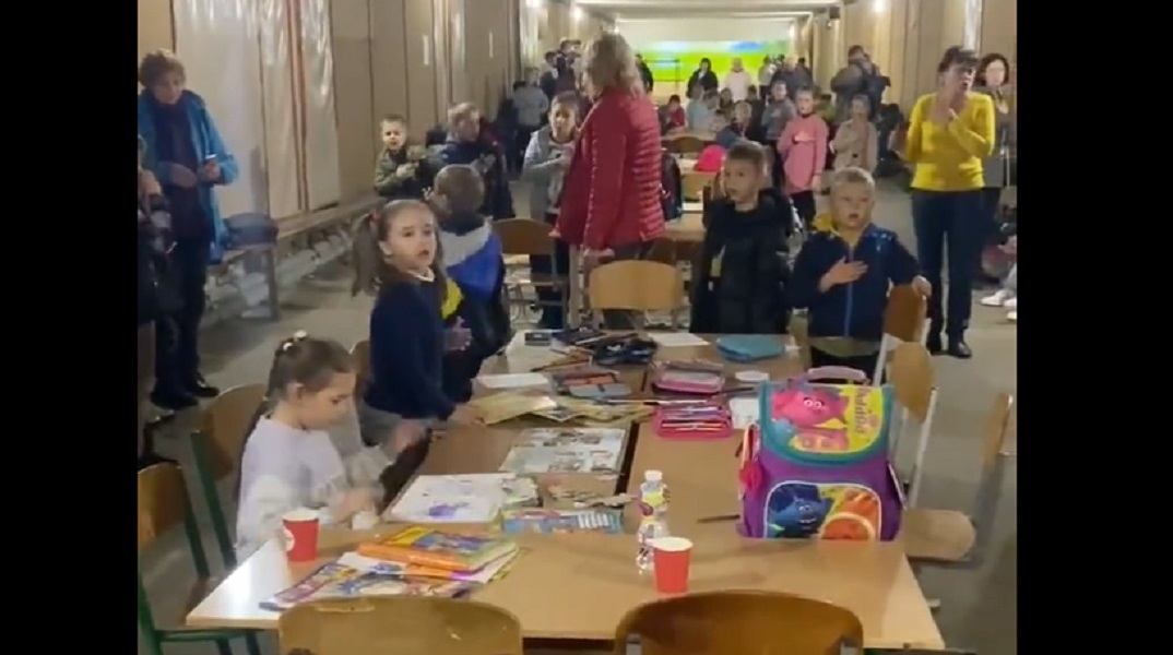 Παιδιά στο Κίεβο ψέλνουν τον εθνικό ύμνο από τα καταφύγια 