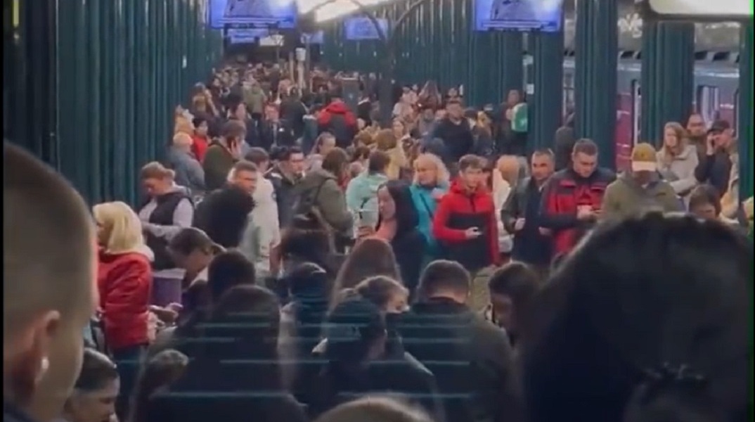 Οι Ουκρανοί τραγουδούν μέσα από το μετρό - καταφύγιο (βίντεο)