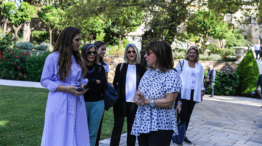 Η Κατερίνα Σακελλαροπούλου συνομιλεί με πολίτες που επισκέφτηκαν τον κήπο του Προεδρικού Μεγάρου 