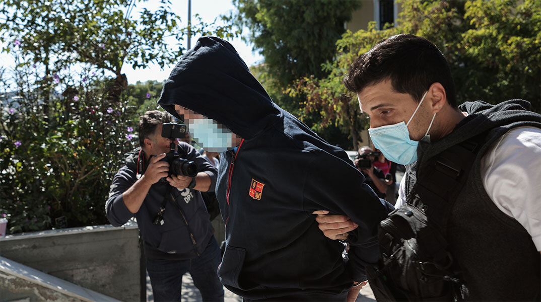 Στον εισαγγελέα οδηγήθηκε ο 53χρονος που φέρεται ότι βίαζε και εξέδιδε 12χρονη στον Κολωνό