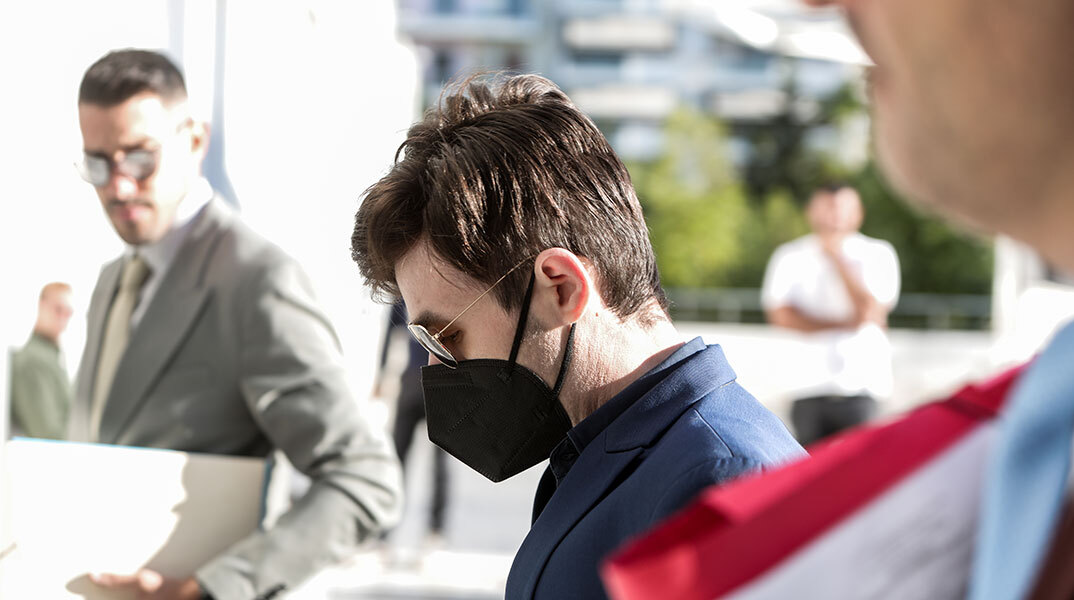 Ο τηλεπαρουσιαστής Μένιος Φουρθιώτης καθ' οδόν για τη δίκη του