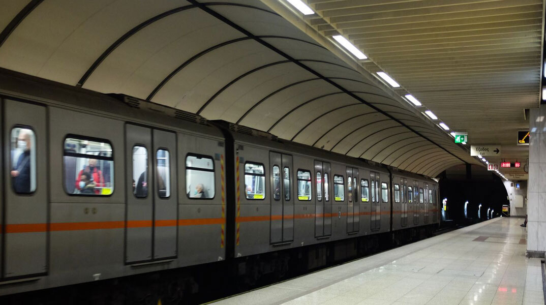 Επιβάτες με μάσκα για τον κορωνοϊό σε συρμό του Μετρό