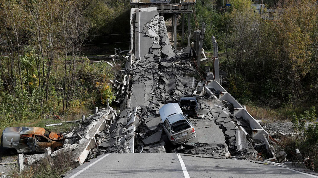 Κατεστραμμένη γέφυρα στο Χάρκοβο από ρωσικό βομβαρδισμό