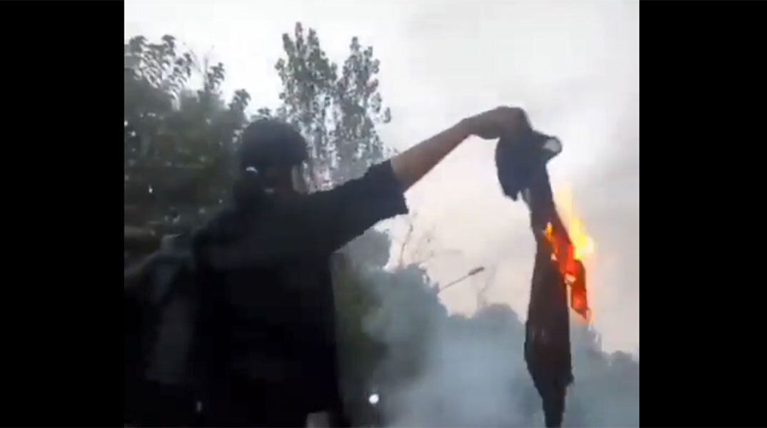 Η στιγμή που η Νίκα Σακαράμι διαδηλώνει