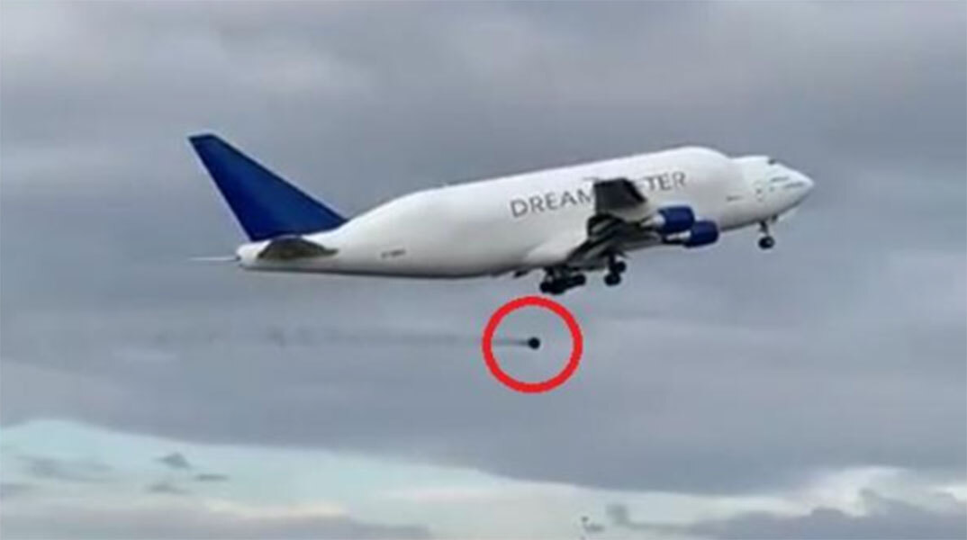 Η στιγμή που το Boeing 747 Dreamlifter χάνει τον τροχό του