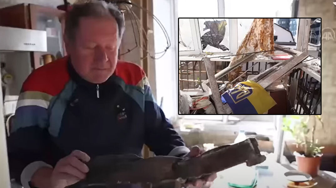 Κάτοικος στο Κίεβο κρατά θραύσμα από τον ρωσικό πύραυλο που έπεσε στο διαμέρισμά του