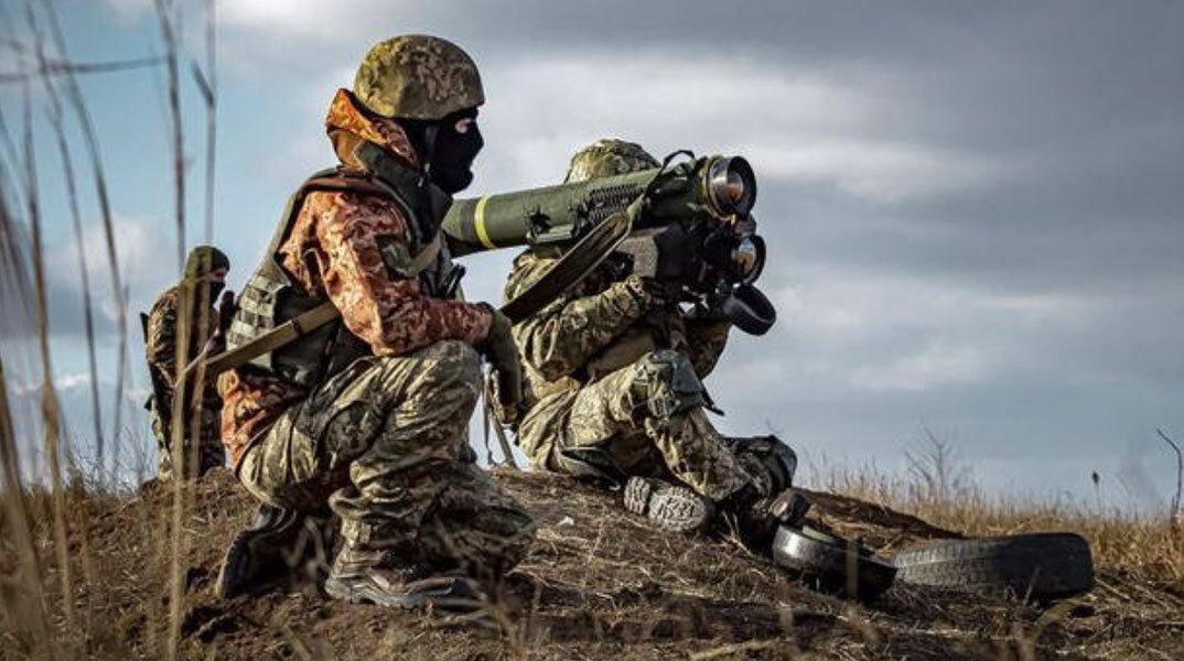 Ουκρανοί στρατιώτες στο Ντονέτσκ ετοιμάζονται να εκτοξεύσουν αντιαρματικό Javelin