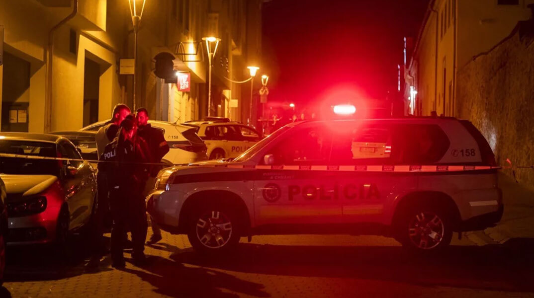 Αστυνομικοί έξω από το γκέι μπαρ στην Μπρατισλάβα όπου δολοφονήθηκαν δύο ομοφυλόφιλοι