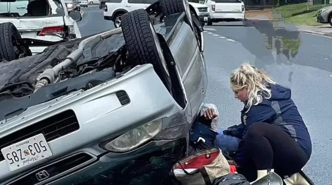 Απίστευτές εικόνες: 9 μηνών έγκυος γυναίκα πυροσβέστης βοηθά θύμα τροχαίου, λίγες ώρες μετά γέννησε