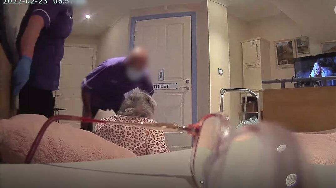 Στιγμιότυπο από το βίντεο κακοποίησης ηλικιωμένης στη Βρετανία