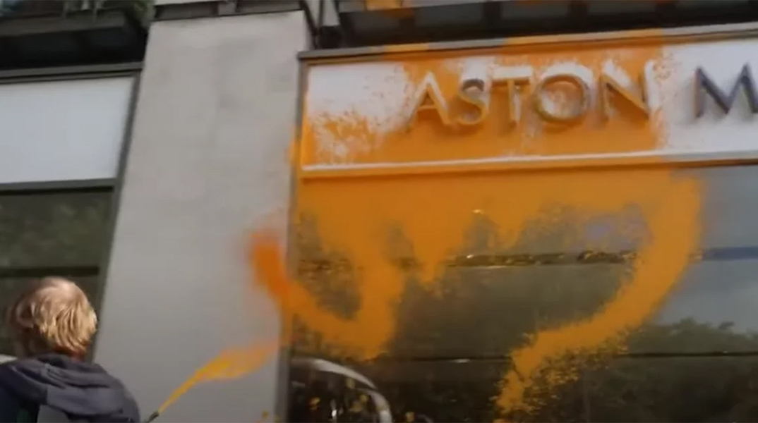 Ακτιβιστές ψέκασαν με πορτοκαλί μπογιά την βιτρίνα της Aston Martin