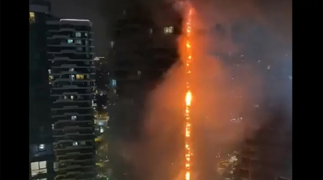 Στις φλόγες ουρανοξύστης στην Κωνσταντινούπολη