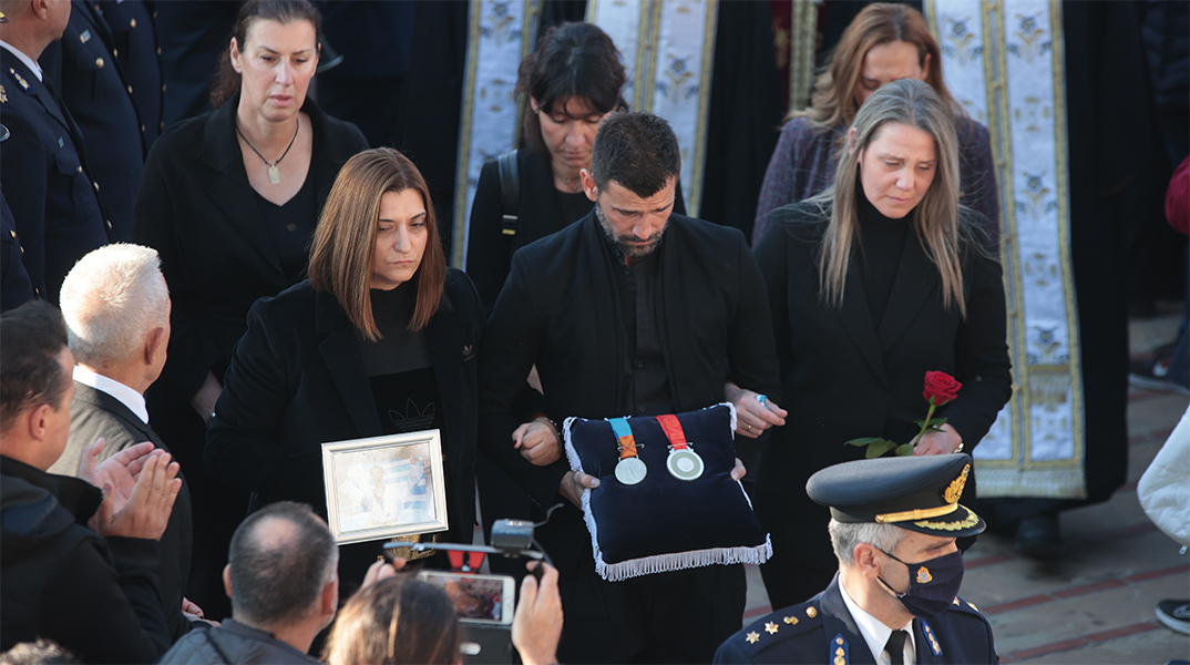 Ο Μιχάλης Μουρούτσος μετέφερε τα δύο ολυμπιακά μετάλλια του Αλέξανδρου Νικολαΐδη στην κηδεία του