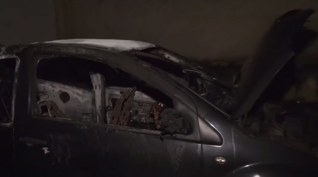 Καμένο αυτοκίνητο σε πιλοτή στη Θεσσαλονίκη