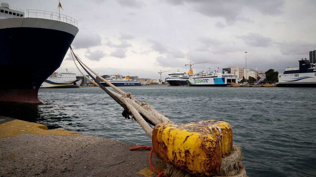 Δεμένα πλοία στο λιμάνι του Πειραιά λόγω μποφόρ στο Αιγαίο