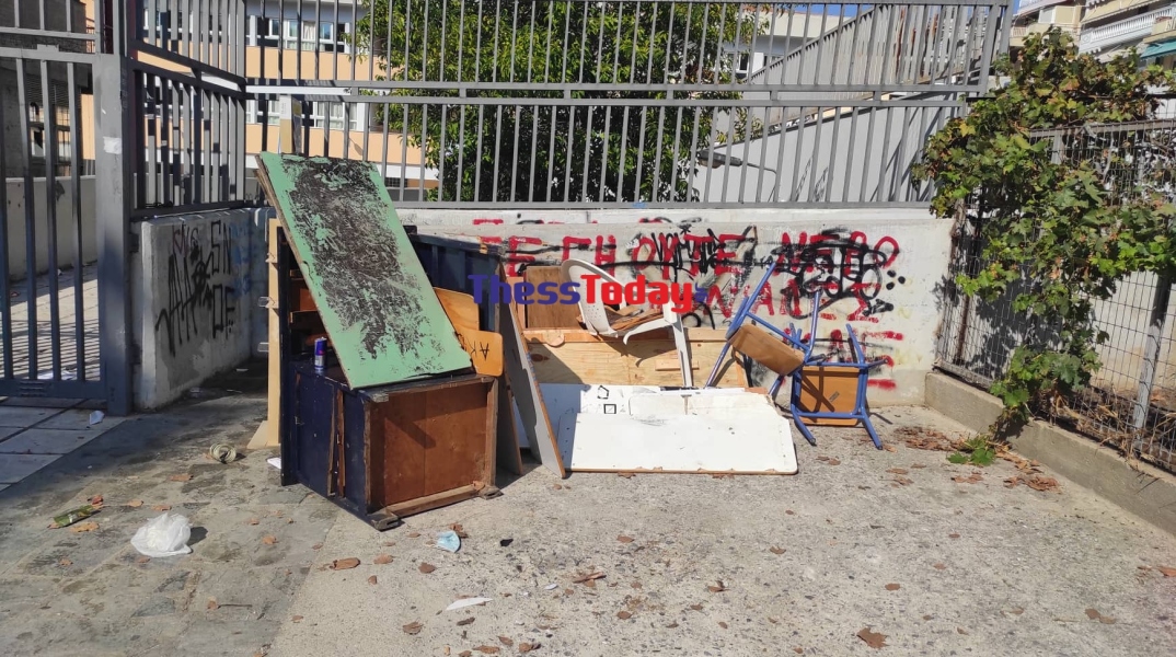Θρανία και σπασμένα έπιπλα από το ΕΠΑΛ στη Θεσσαλονίκη
