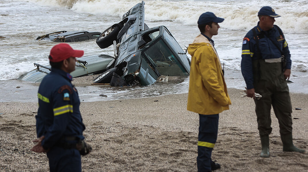 Αυτοκίνητο στην Αγία Πελαγία Κρήτης έχει παρασυρθεί στη θάλασσα
