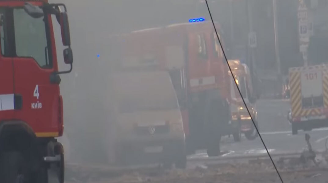 Σκόνη, καπνός και συντρίμμια στο Κίεβο μετά τις ρωσικές επιθέσεις με drones