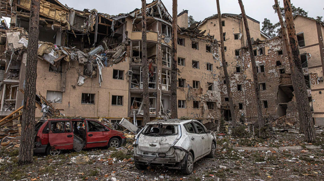 Εικόνες καταστροφής μετά τον ρωσικό βομβαρδισμό στο Κίεβο