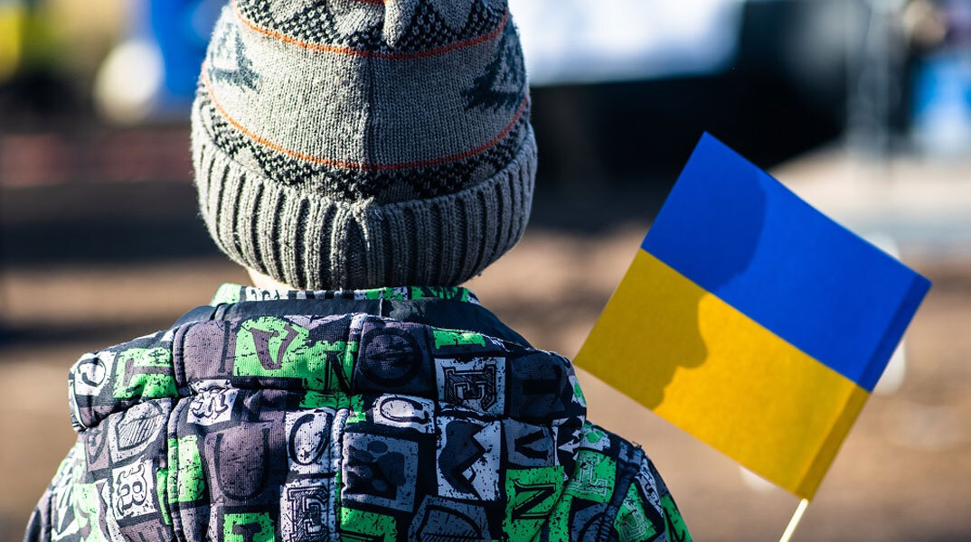 Παιδί κρατά την ουκρανική σημαία