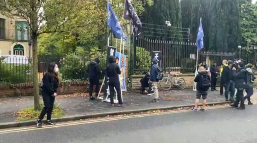 Διαδηλωτής υπέρ της δημοκρατίας στο Χονγκ Κονγκ ξυλοκοπήθηκε έξω από το κινεζικό προξενείο στη Βρετανία 