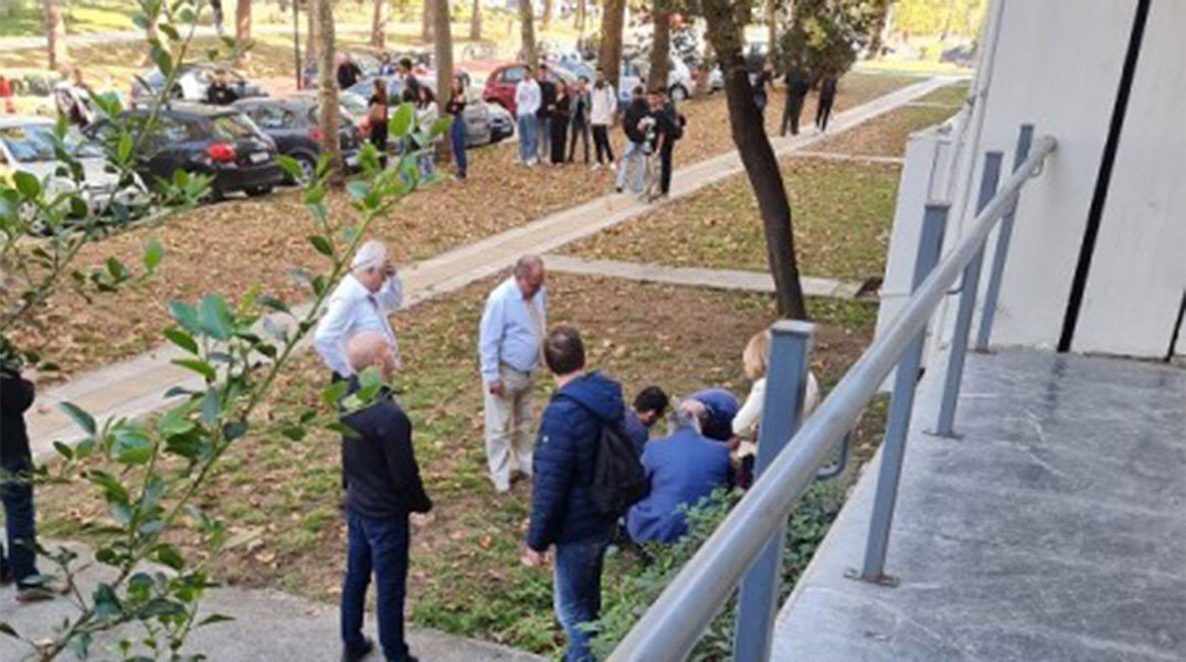 Φοιτητής έπεσε στο κενό από τον δεύτερο όροφο της Νομικής του ΑΠΘ