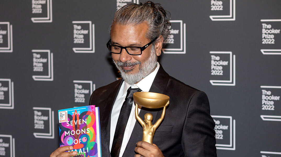 Ο Σεχάν Καρουνατιλάκα με το βραβείο Μπούκερ για το μυθιστόρημά του «The Seven Moons of Maali Almeida»