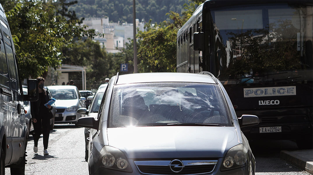 Στιγμιότυπο από τη μεταφορά των συλληφθέντων για την υπόθεση της 12χρονης από τον Κολωνό