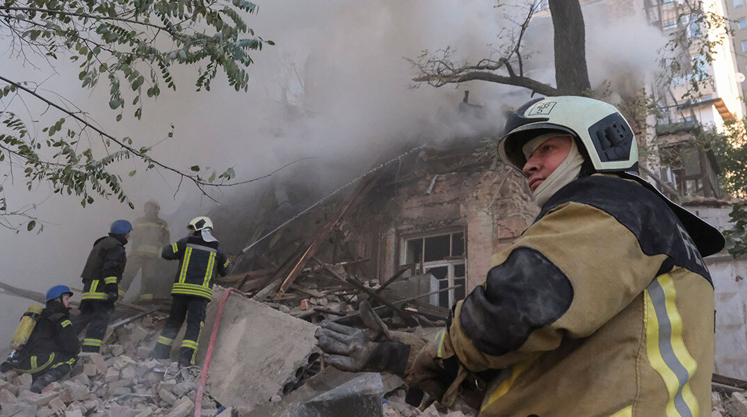 Διασώστες στο Κίεβο αναζητούν επιζώντες σε χαλάσματα κτιρίου μετά τον ρωσικό βομβαρδισμό